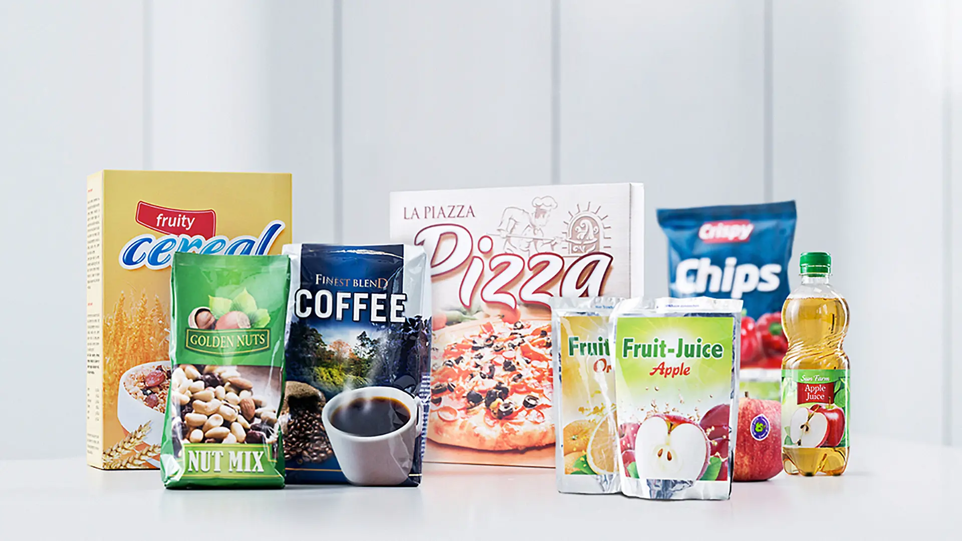 บรรจุภัณฑ์อาหารและเครื่องดื่มจัดแสดงบนชั้นวางสินค้า