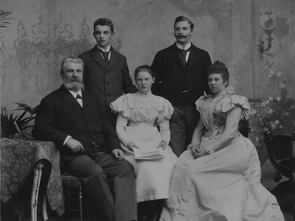 The family of company founder Fritz Henkel. Seated: Fritz and Elisabeth with daughter Emmy. Standing: sons Hugo (left) and Fritz Jr.
