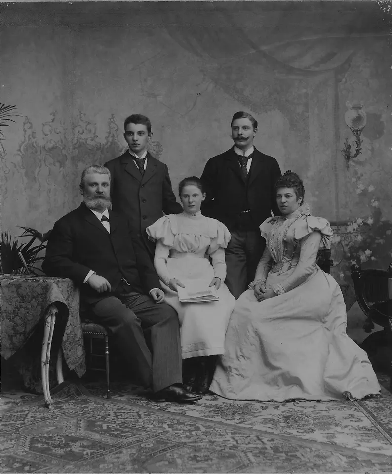 The family of company founder Fritz Henkel. Seated: Fritz and Elisabeth with daughter Emmy. Standing: sons Hugo (left) and Fritz Jr.