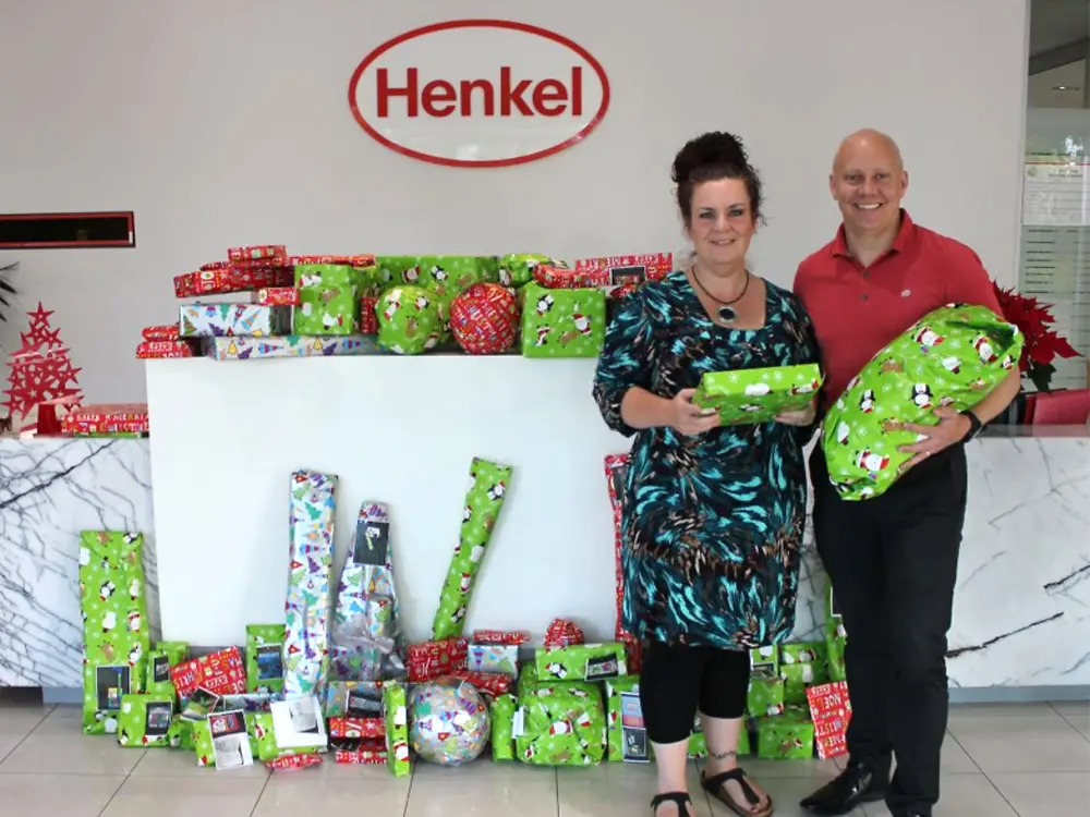 Brooke Sharp from Benwerren receives the presents from Daniel Rudolph, President of Henkel Australia and New Zealand.