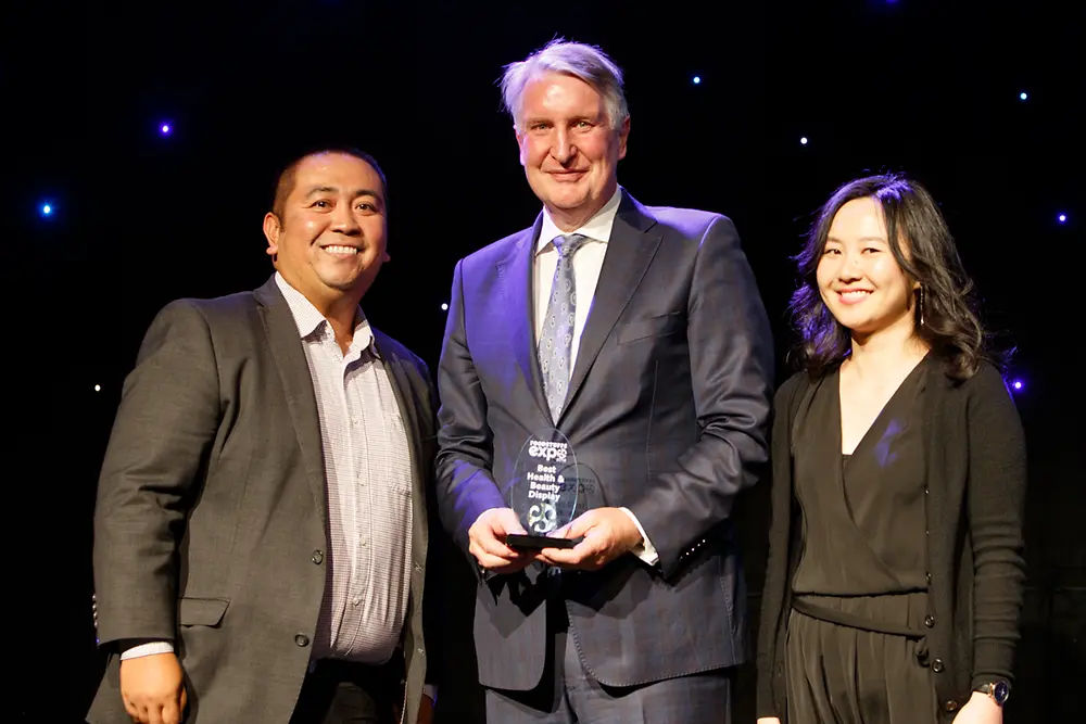 Henkel New Zealand’s Beauty Care team receive the award from Steve Anderson, the Chief Executive Officer of Foodstuffs South Island Ltd.