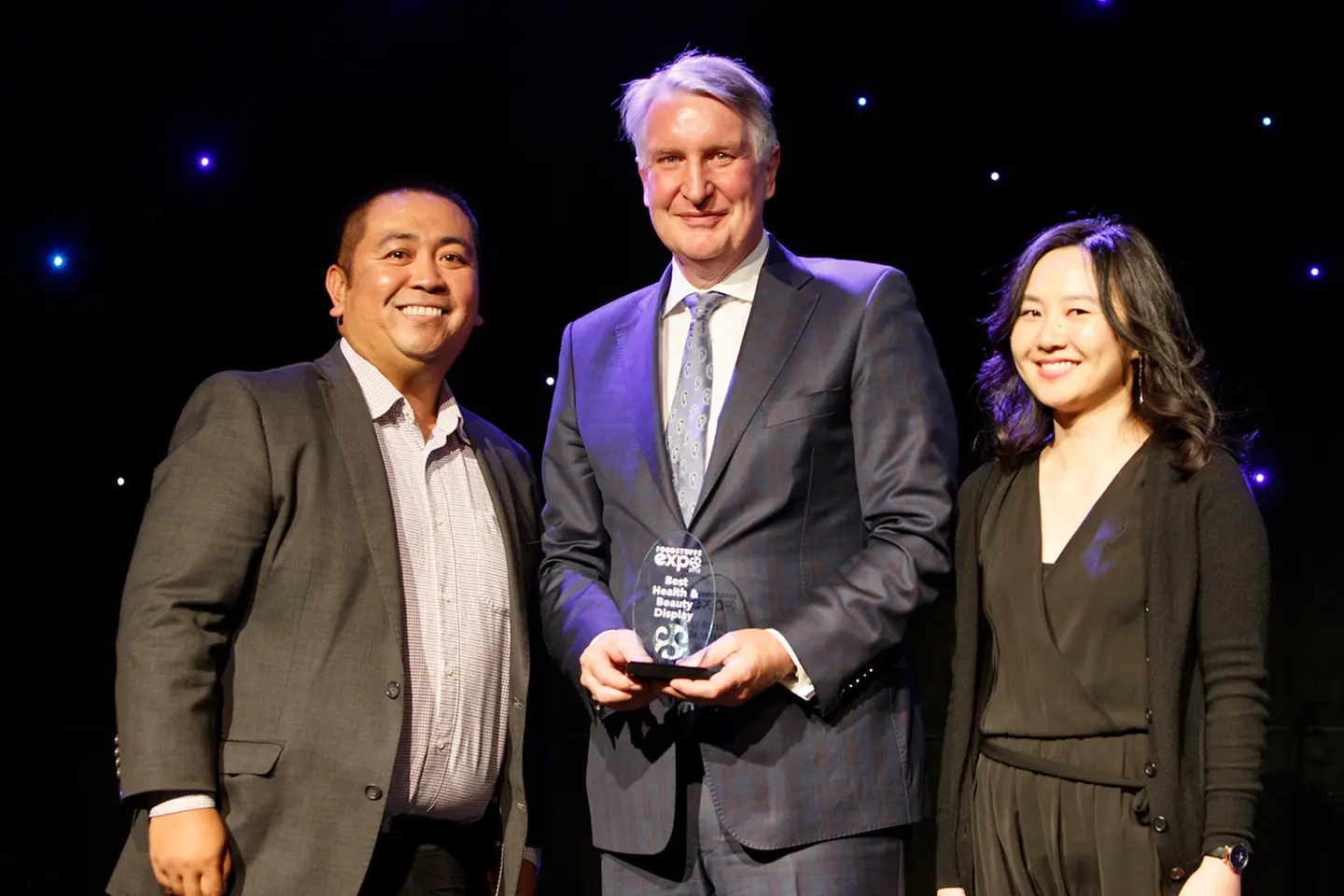 Henkel New Zealand’s Beauty Care team receive the award from Steve Anderson, the Chief Executive Officer of Foodstuffs South Island Ltd.