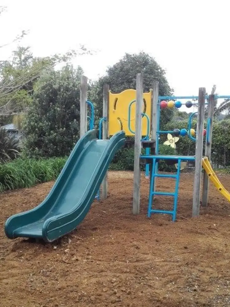 Henkel employees helped spread mulch to even the children’s playground at Totara Hospice South Auckland.