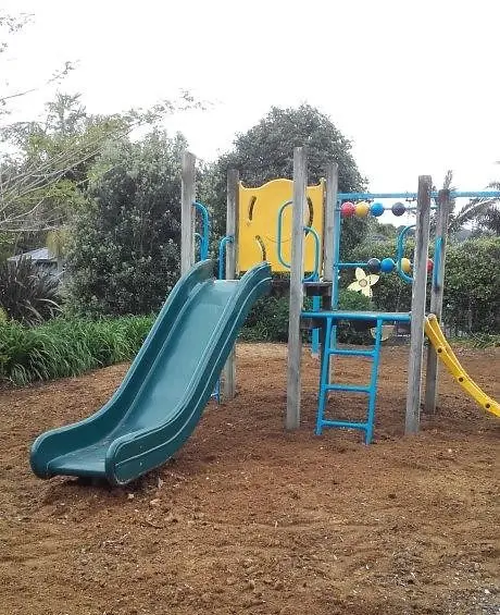 Henkel employees helped spread mulch to even the children’s playground at Totara Hospice South Auckland.